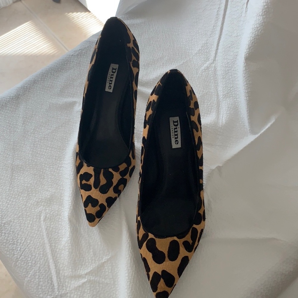 Leopard print pointy toe pumps